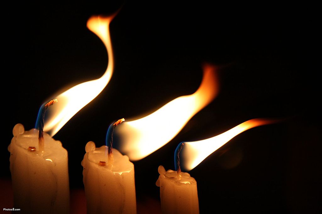 1024px-candles_flame_in_the_wind-other
