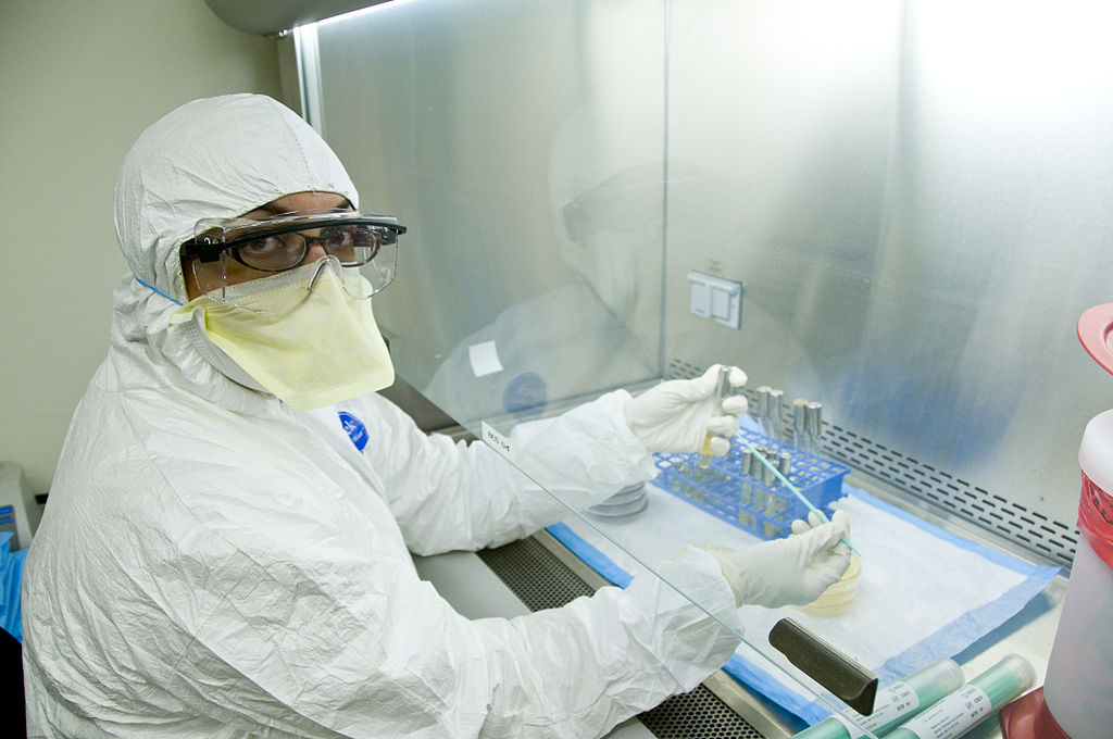 1024px-FDA_microbiologist_working_in_a_biosafety_laboratory_tests_for_high_risk_pathogens_in_food