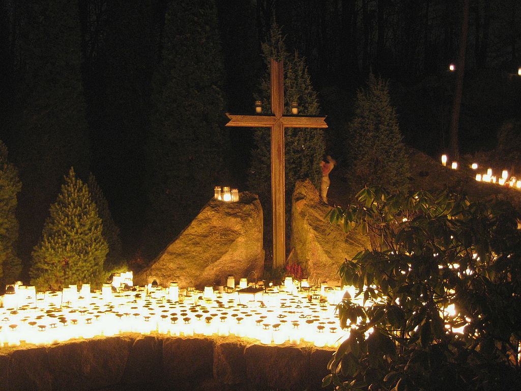 1024px-hundreds_of_candles_and_a_christian_cross_at_a_cemetery_on_christmas_eve
