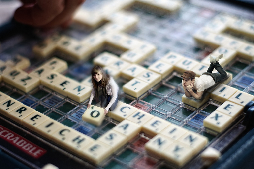 Nora und Jonas spielen Scrabble